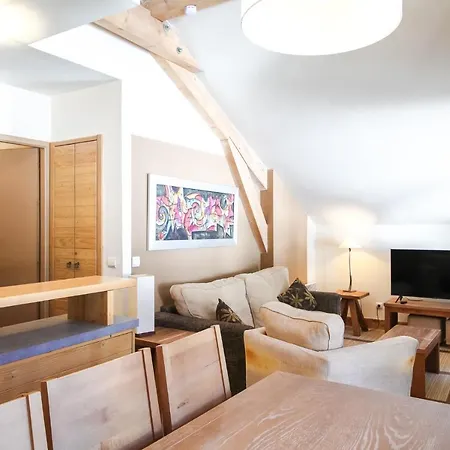 Two Internally Connecting 2-bed With Shared Private Entrance