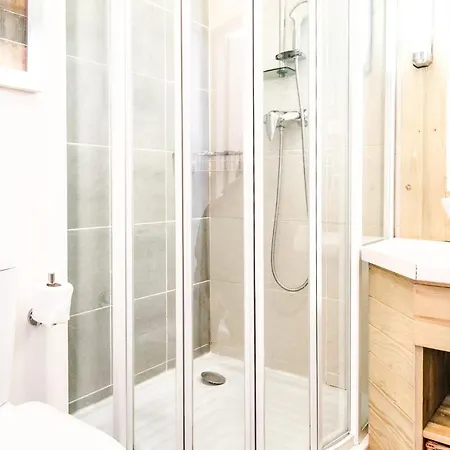 Two Internally Connecting 2-bed With Shared Private Entrance Appartamento *