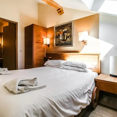 Two Internally Connecting 2-bed With Shared Private Entrance