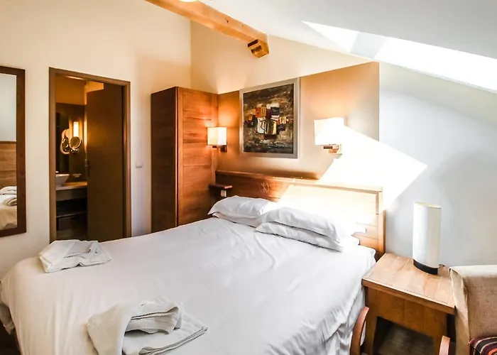 Two Internally Connecting 2-bed With Shared Private Entrance